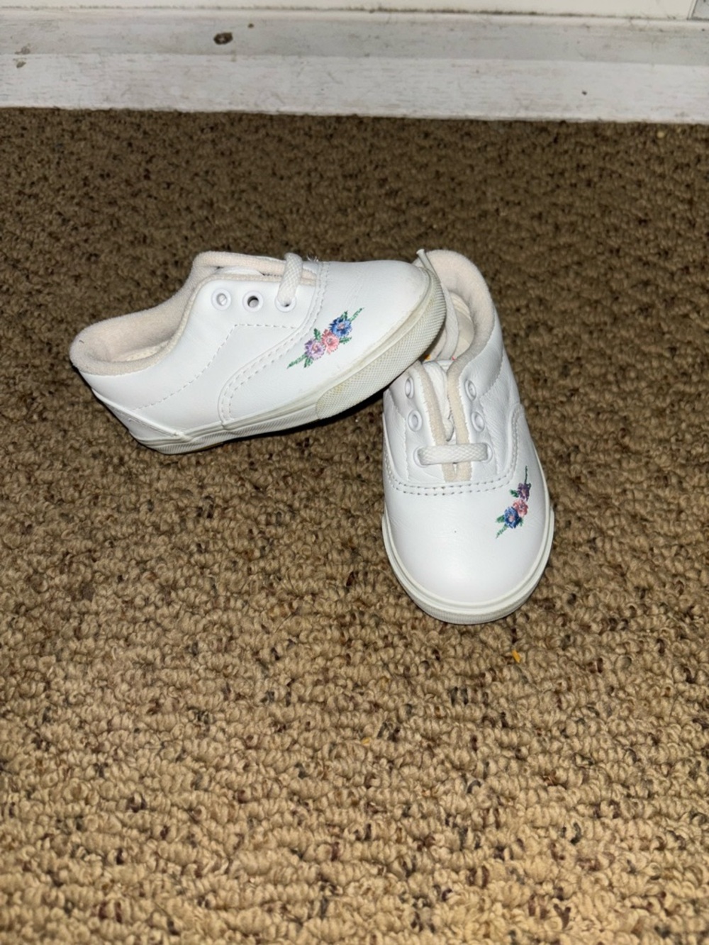 Stride Rite White Floral Accent Shoes toddler size 5